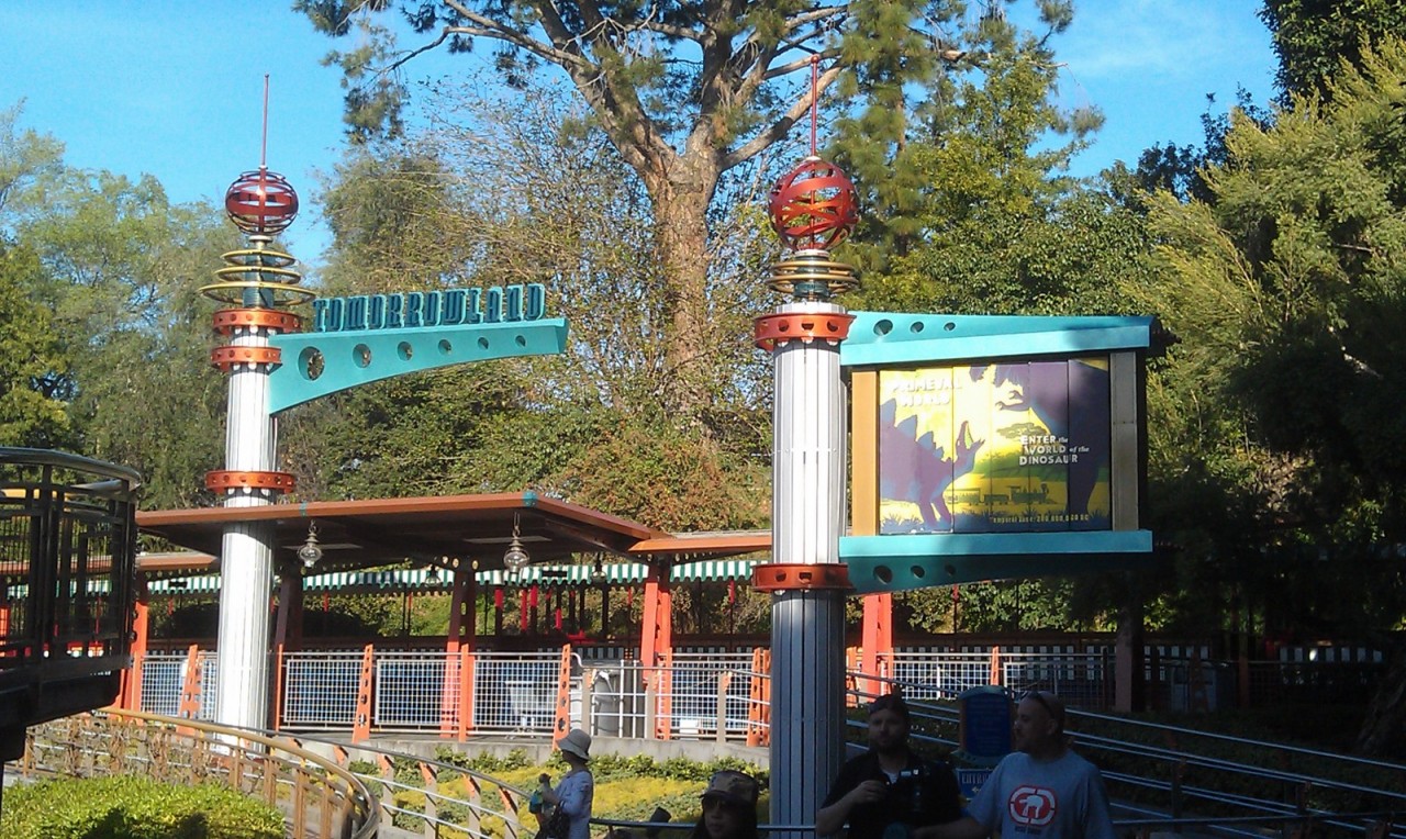 the Tomorrowland train station has reopened. they just emptied the train thar pulled in.
