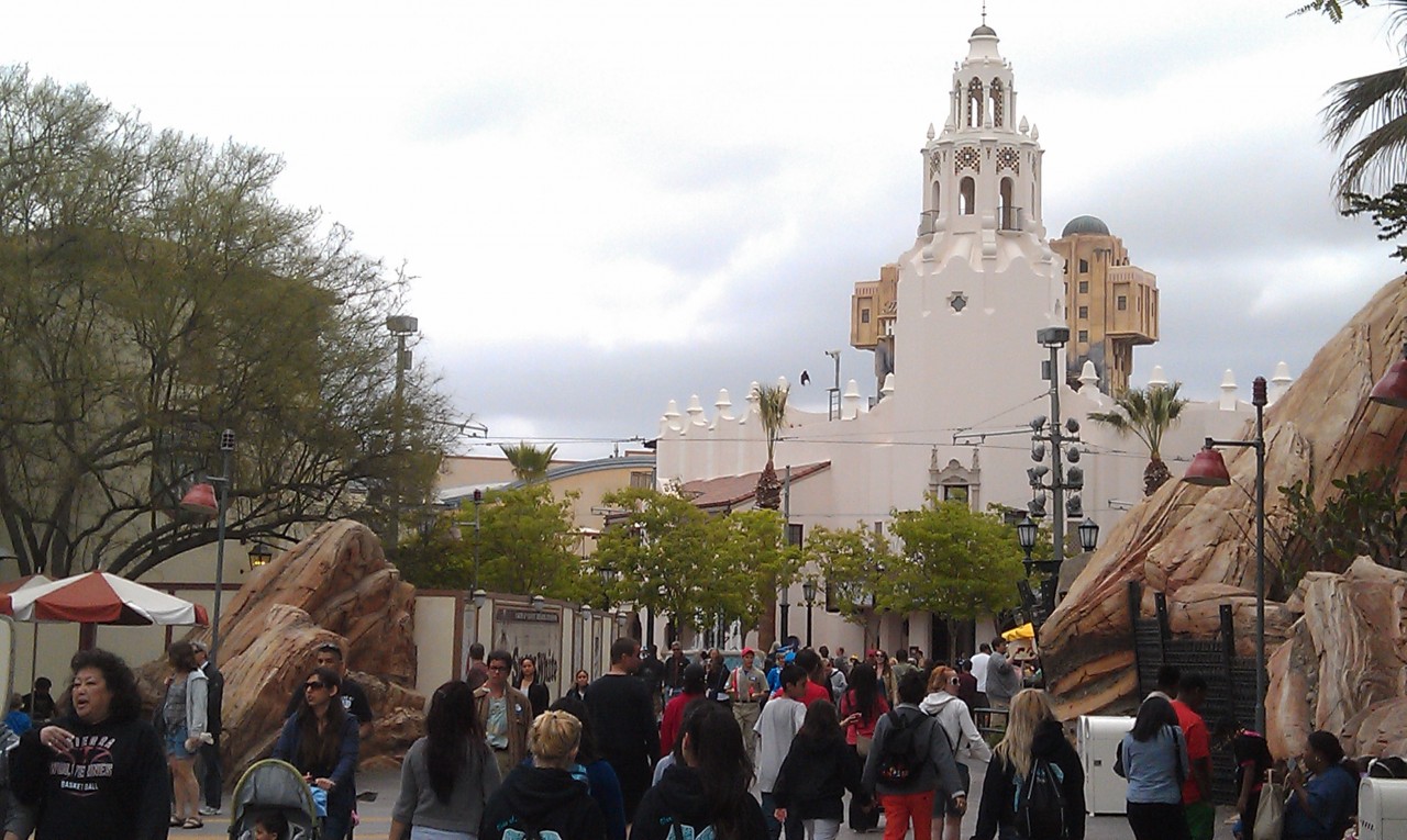 Approaching Carthy Circle. The walls have been moved and the Carthay and Fountain are now visibleaccessible.