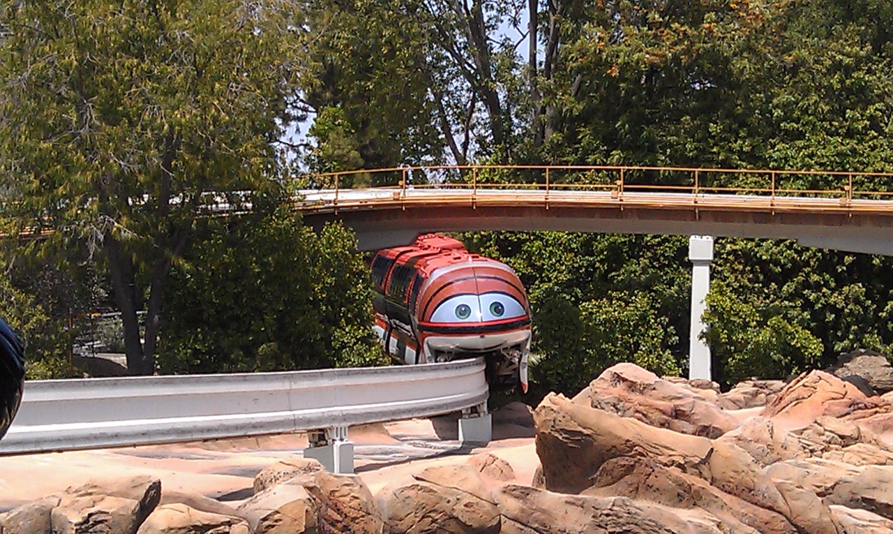 Monorail Mona orange entering the park. FYI Manny red has audio issues and is cycling but not loading.