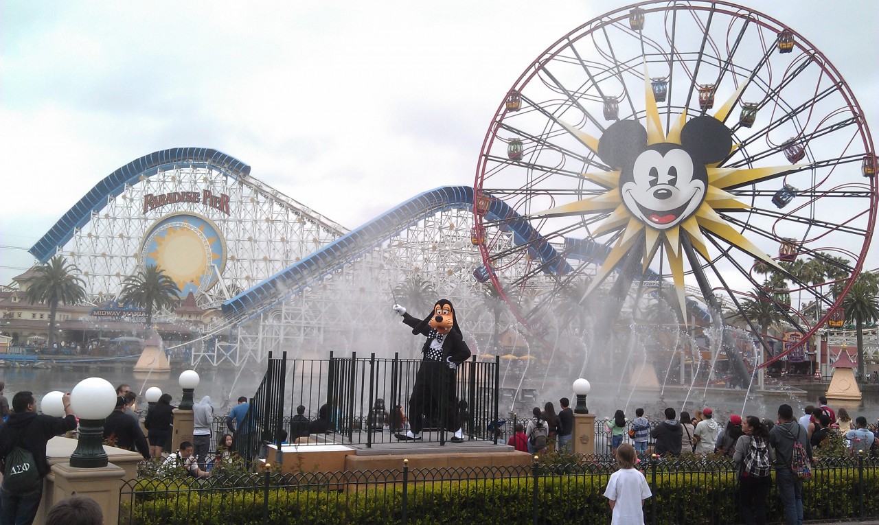 Goofy conducting the fountains.