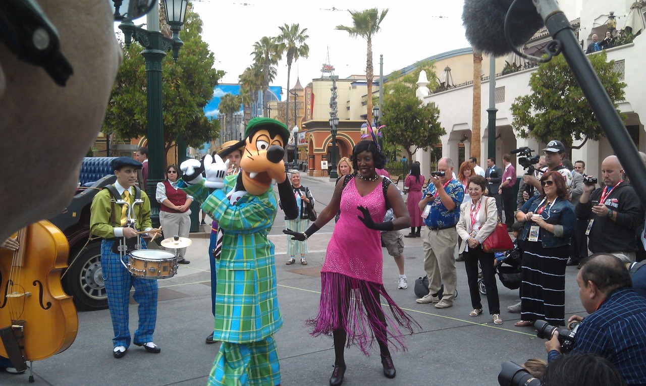 Goofy joins the show