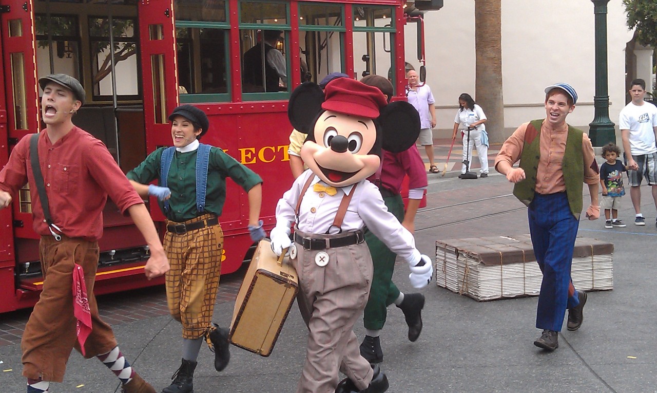Mickey with a suitcase and a dream on BuenaVistaStreet