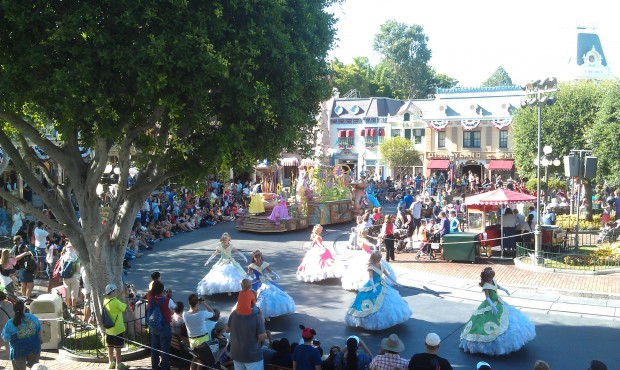 Sounsational passing through Town Square