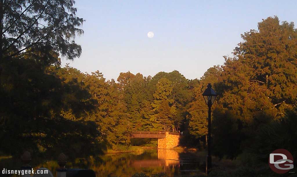 Another warm and sticky morning here ar WDW. A picture from the Riverside to start the day.