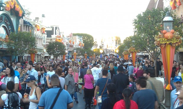 Main Street is busy this evening with the party guests entering and day guests starting to leave.