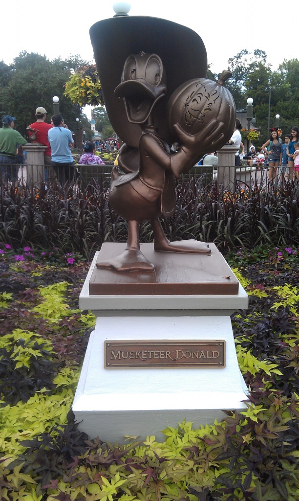 Musketeer Donald statue in the hub