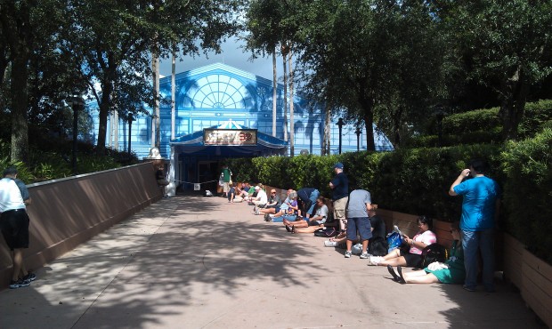 The line has started for tge 1pm presentation #Epcot30