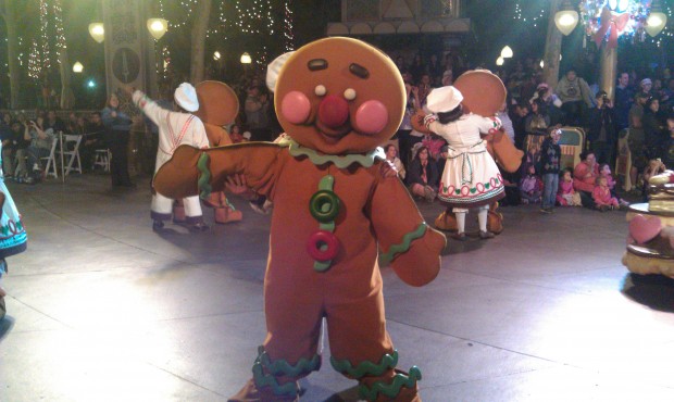 Gingerbread people passing by during a Christmas Fantasy