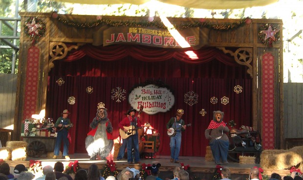 The Country Bears join the Billies for the shows finale.