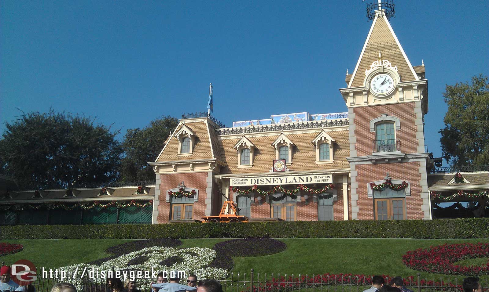 Just arrived at the Disneyland Resort. First stop today Disneyland.