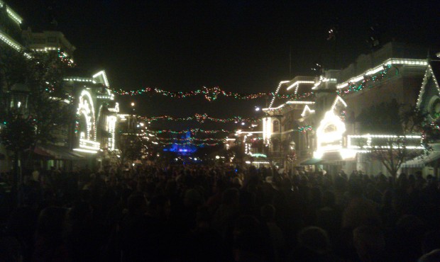 Main Street after the Candlelight.  Full of guests but they are moving still.