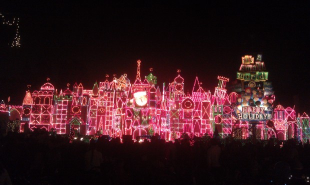 Small World Holiday tonight.  Why is the quarter hour projection/light show so bad this year?