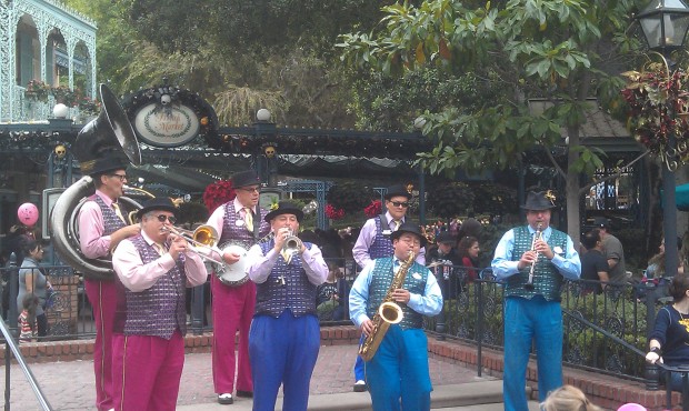 The Jambalaya Jazz entertaining the crowd in New Orleans Square