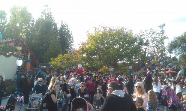 The holiday crowds are here, can you spot Goofy in this crowd in Toontown