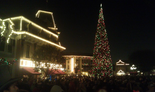 The tree on Main Street as I wait for the Candlelight to begin.