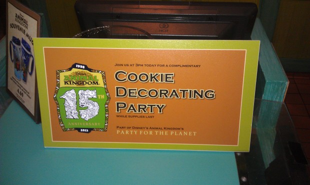 Complimentary cookie decorating at 3 pm today for #DAK15