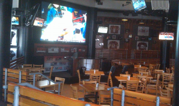 Lunch time @ ESPN Club (only the bar and a handful of tables were open today due to the light crowd)