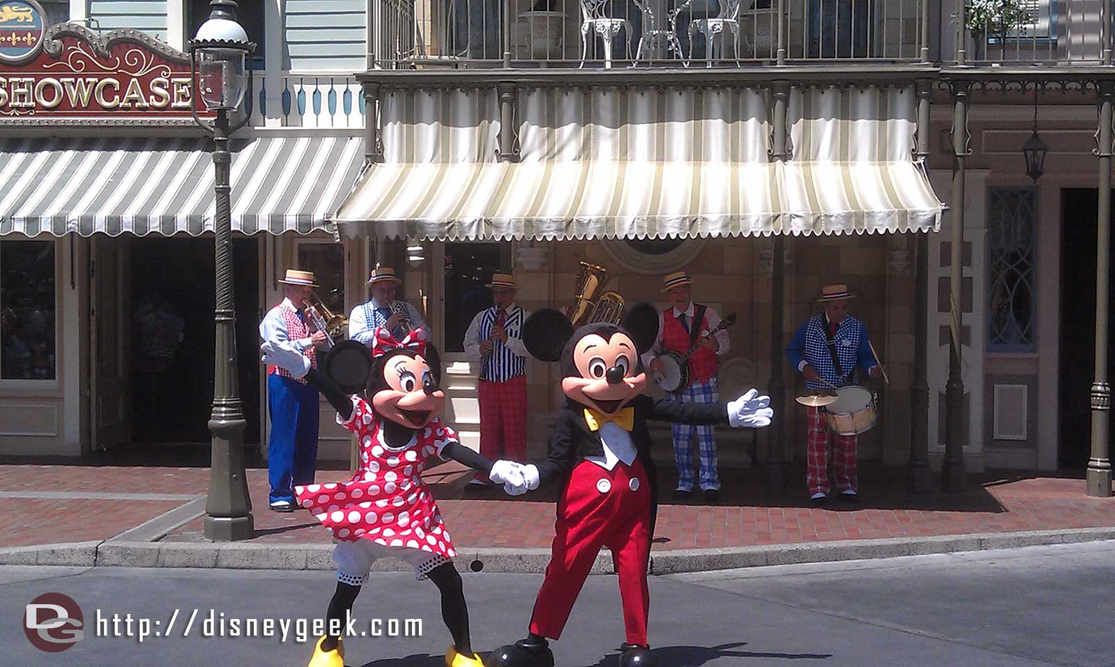 Mickey and Minnie performing with the Straw Hatters on Main Stt