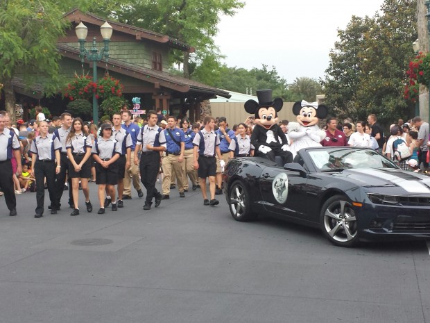 Mickey and Minnie in the Stars of the Studio Motorcade