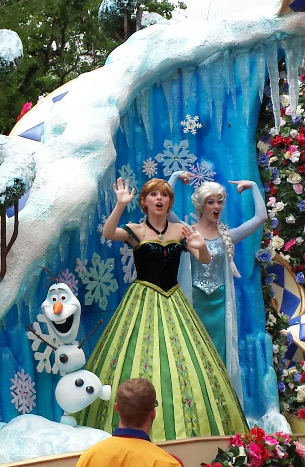 Anna & Elsa in the Festival of Fantasy Parade #Frozen
