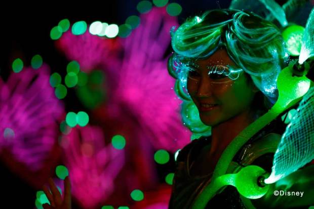 "Disney Paint the Night" glowing make-up The talented Cosmetology team (hair, wigs and make up) at Hong Kong Disneyland has developed a new technique to create fiber optic wigs that can be styled to create a beautiful glowing effect. They also developed exquisite fiber optic eyelashes that can change color which significantly enriches the whole parade performance.