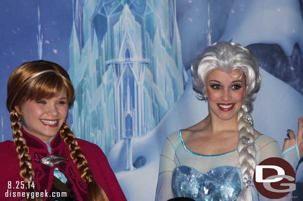 Disney Fanasy - Anna & Elsa meeting guests