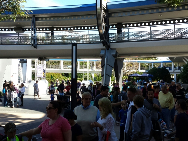 A line for the People Mover today... took about 10 minutes.  The CM with the green flag is the end.