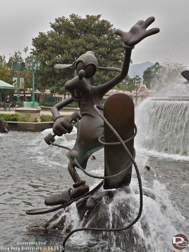 Hong Kong Disneyland - Fountain in the Promenade - Goofy