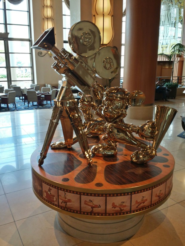 Golden Mickey & Pluto statue in the #TokyoDisney Ambassador Hotel lobby