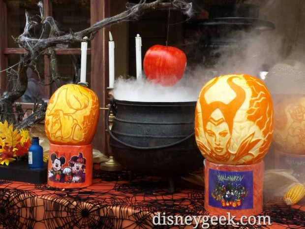 Disneyland Paris Halloween 2015 Pictures - The Geek's Blog @ disneygeek.com