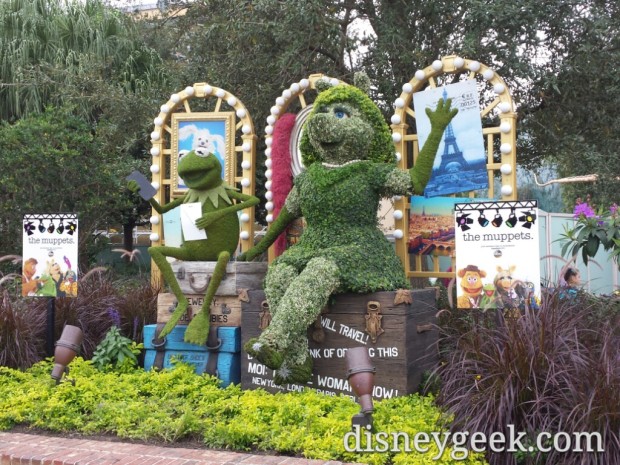 Kermit & Miss Piggy Topiaries at Disney Springs