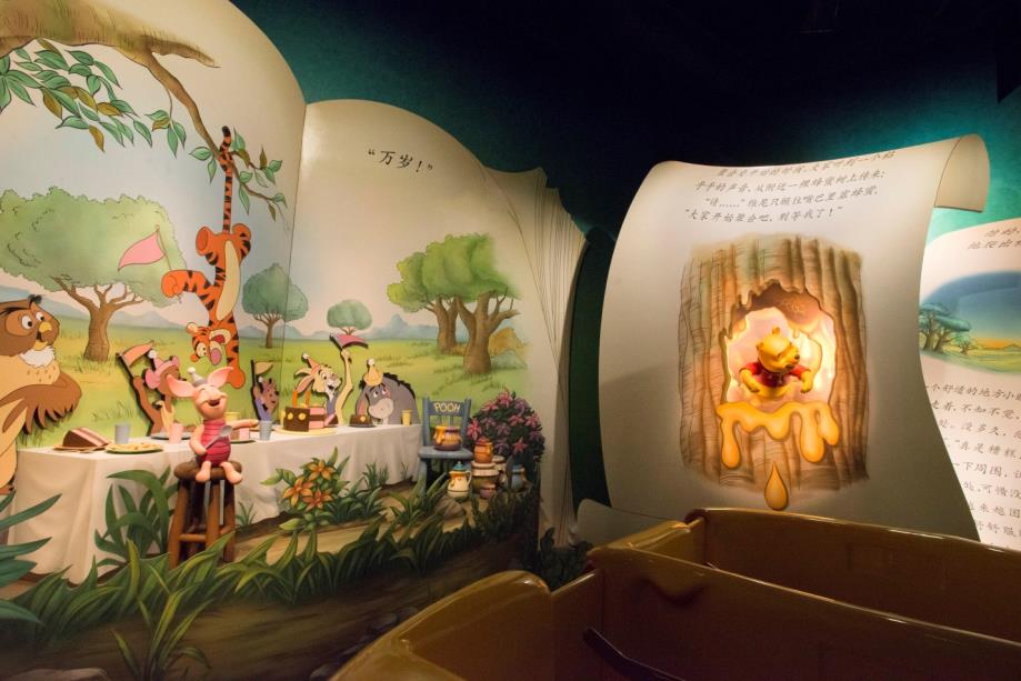 Guests on The Many Adventures of Winnie the Pooh will journey through the adventures of Pooh and his friends with oversized storybooks telling the story in Chinese.