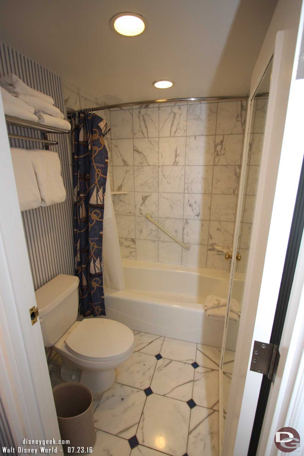 Disney's Yacht Club Resort - Bathroom - Shower/toilet