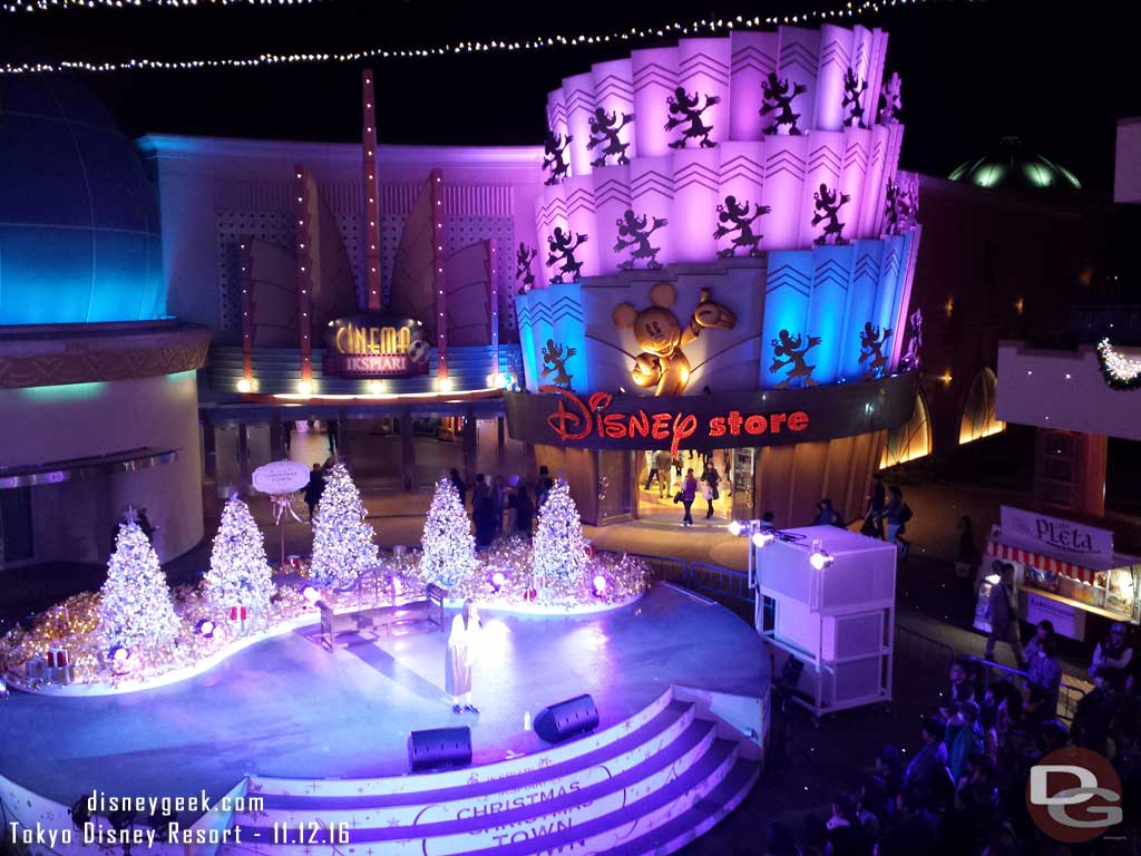 Tokyo Disney Resort - A concert in Ikspiari