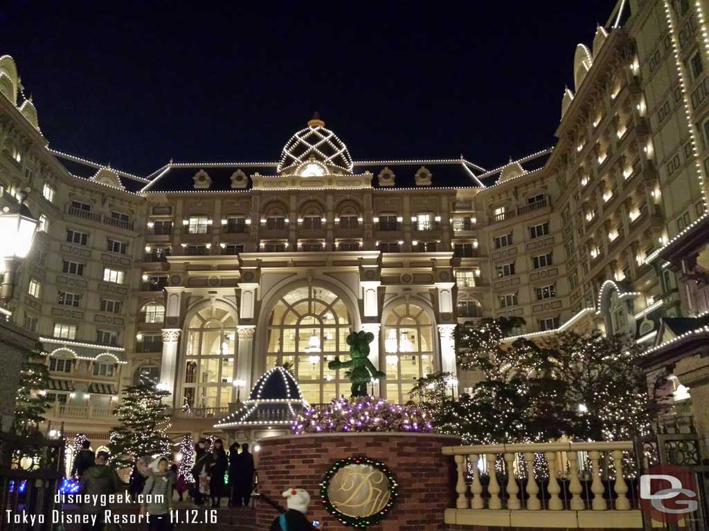 Tokyo Disney Resort - Disneyland Hotel Courtyard - Minnie