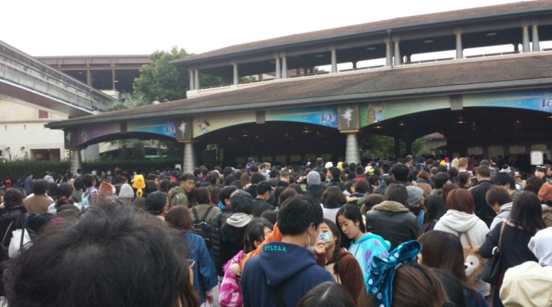 Crowds to enter DisneySea at 7:55am, park opens at 8:00am