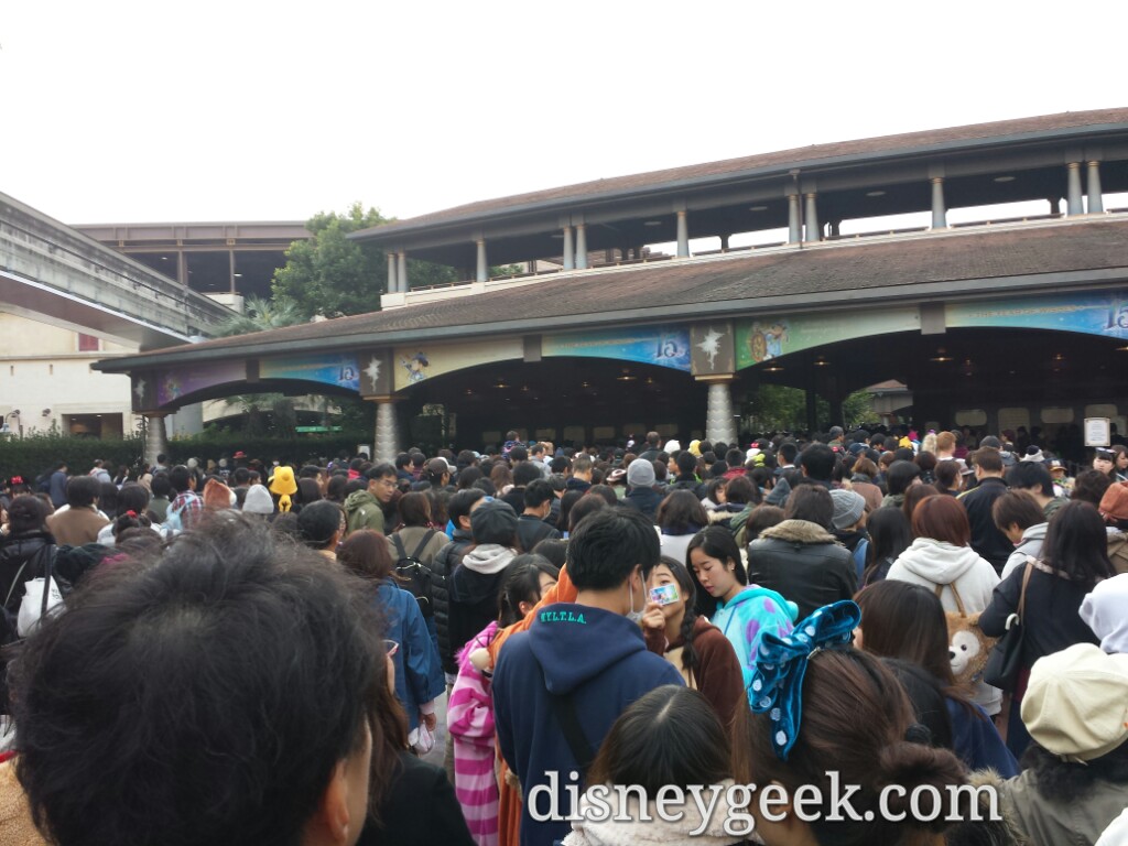 Crowds to enter DisneySea at 7:55am, park opens at 8:00am