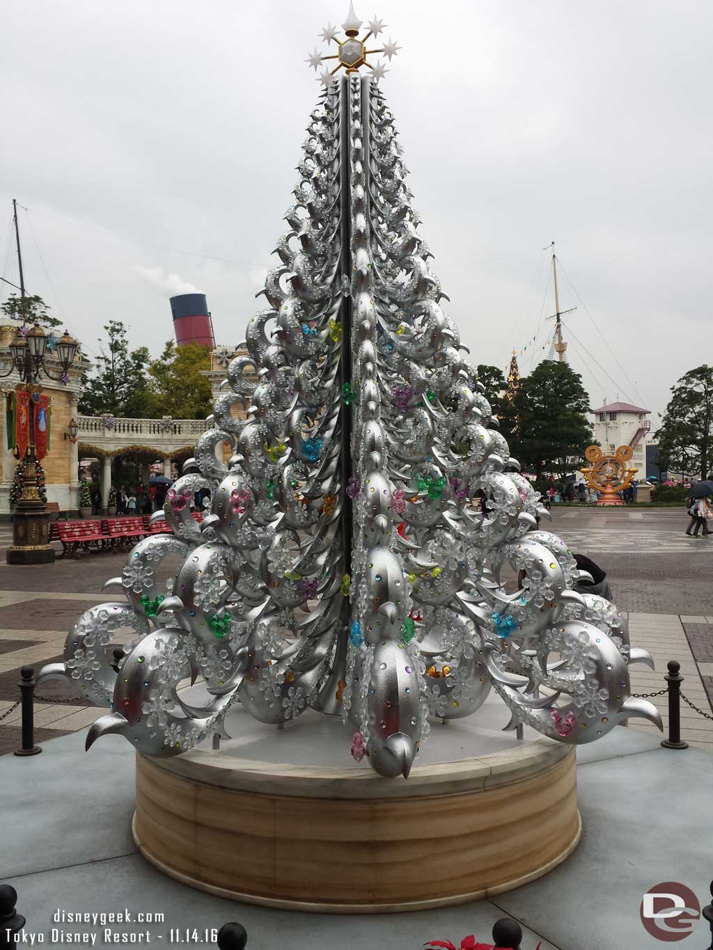 Tokyo DisneySea - Waterfront Park Christmas Tree