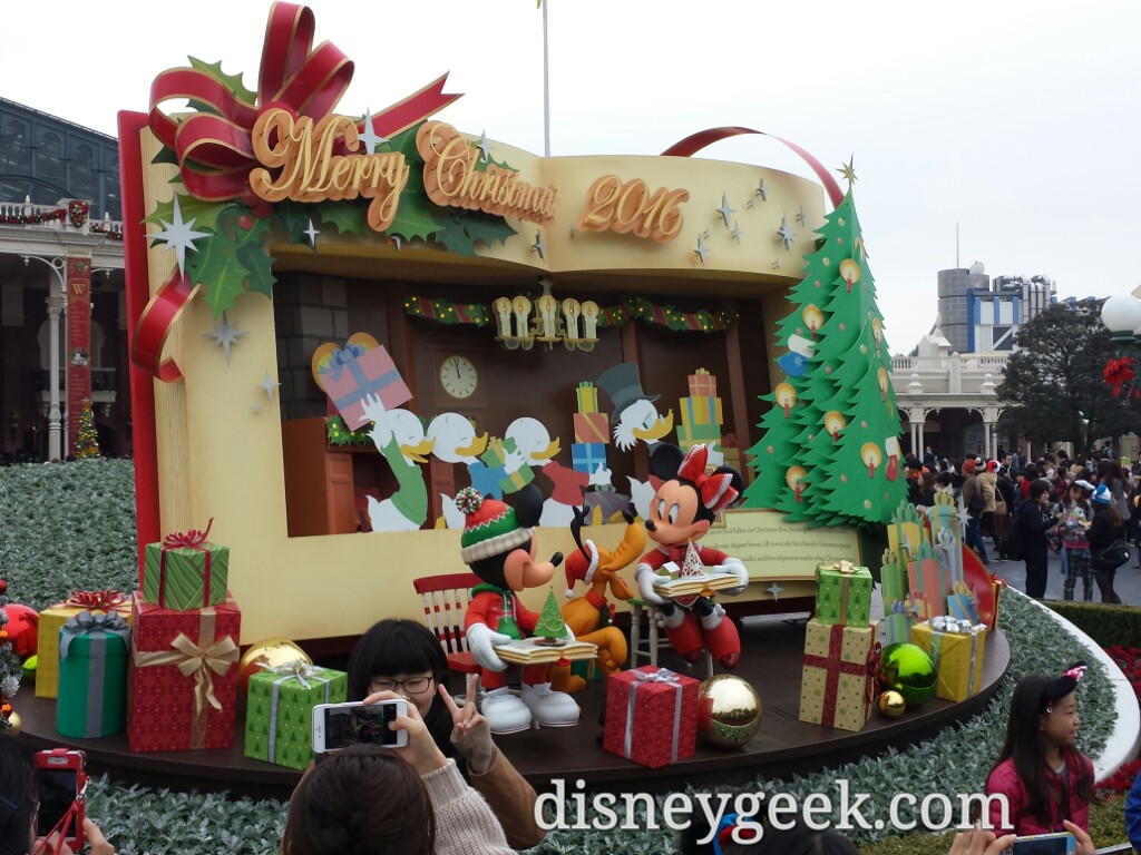 It took approx 15 minutes to get into the park. A look at the entrance Christmas display.