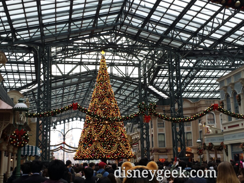 Tokyo Disneyland - World Bazaar Christmas Tree & Wreaths