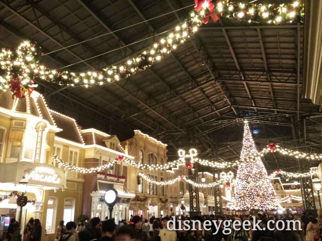Tokyo Disneyland - World Bazaar Christmas Tree