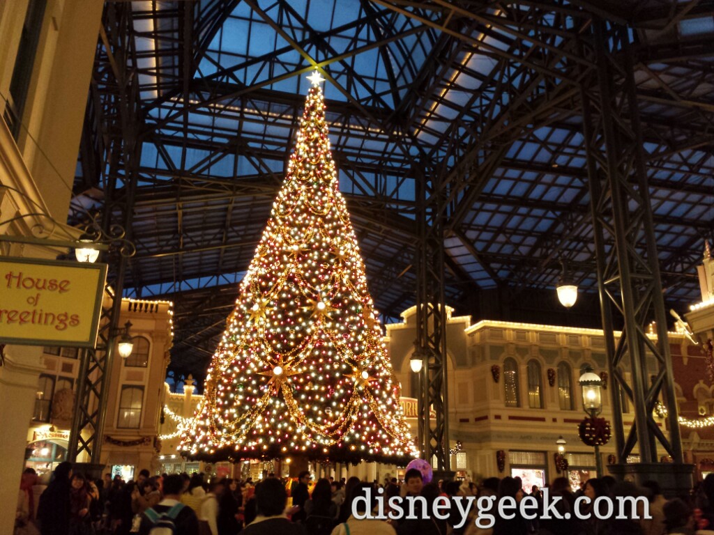 Tokyo Disneyland - World Bazaar Christmas Treee
