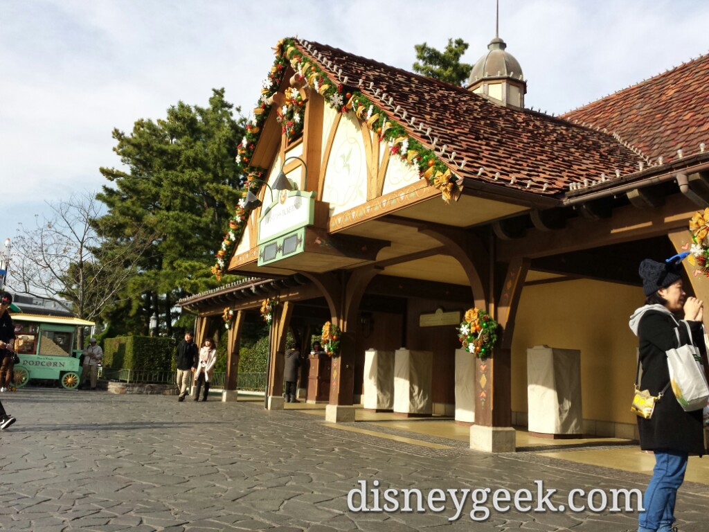 Tokyo Disneyland - Winnie the Pooh FastPass distribution
