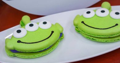 Pixarfest Green Little Green Men Macaroon 030918 01017DN