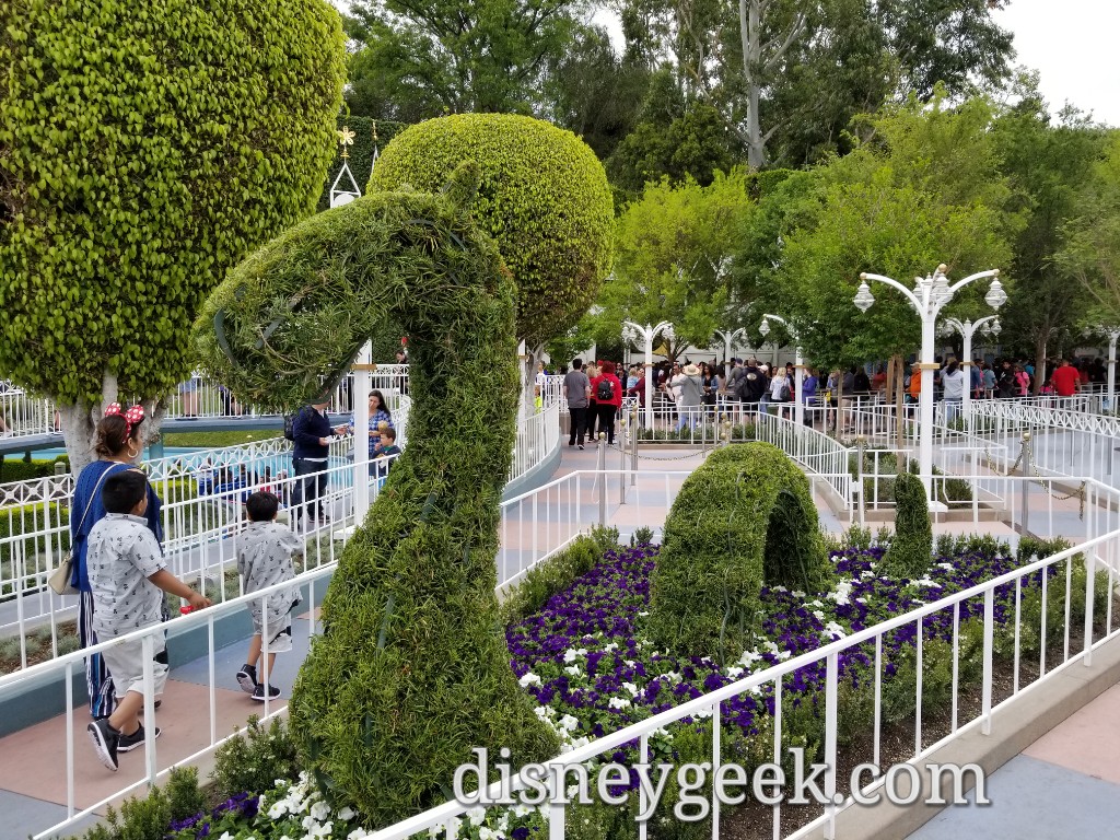 Disneyland it's a small world queue topiary - The Geek's Blog ...