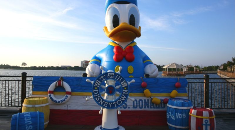 Giant Donald Duck 2 wm