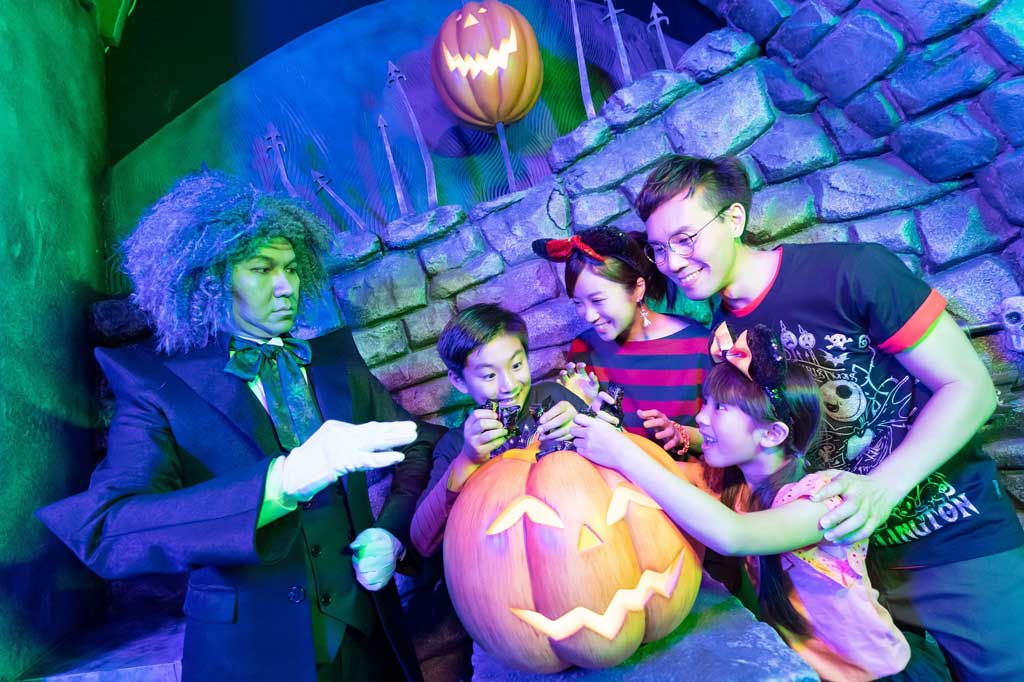 Hong Kong Disneyland - Halloween - More immersive moments and all-new trick-or-treat activities have been added to the fun