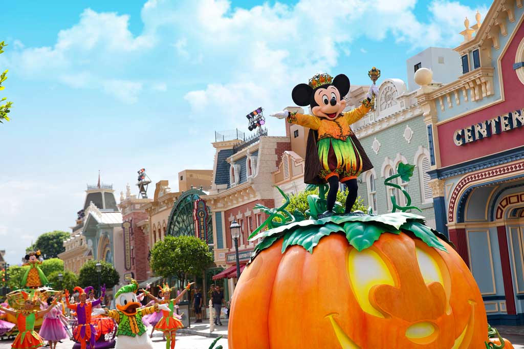 Hong Kong Disneyland - Halloween - Little guests can sing and dance alongside Mickey Mouse and his beloved friends at the “Mickey’s Halloween Time Street Party!”