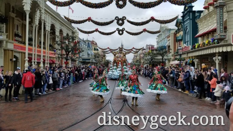 Disneyland Paris Pictures &amp; Video: Disney&#039;s Christmas Parade! (12:00) - The Geek&#039;s Blog