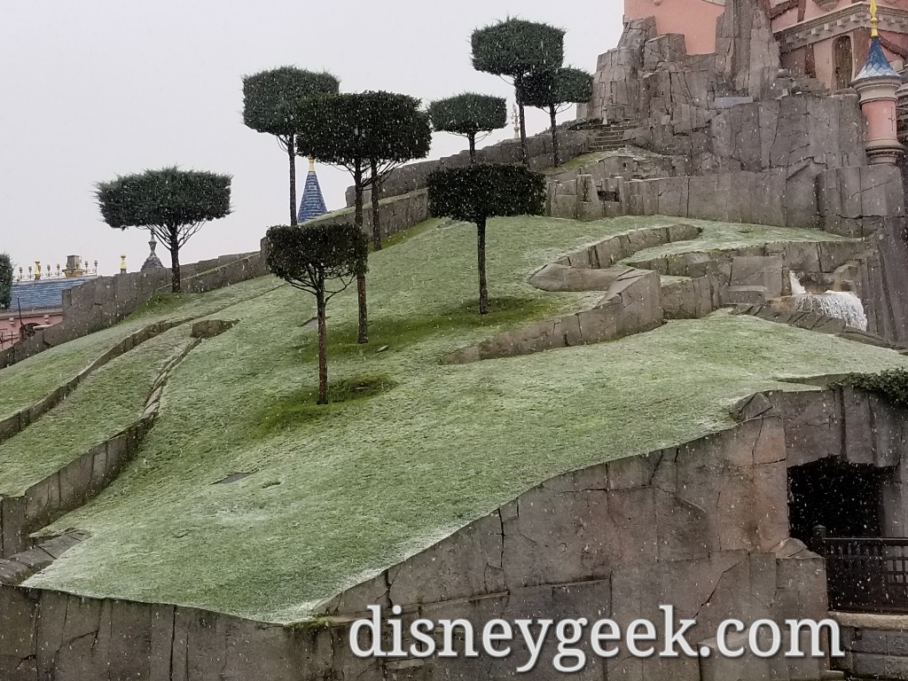 Disneyland Paris Pictures: Hub & Sleeping Beauty Castle - The Geek's Blog @  disneygeek.com